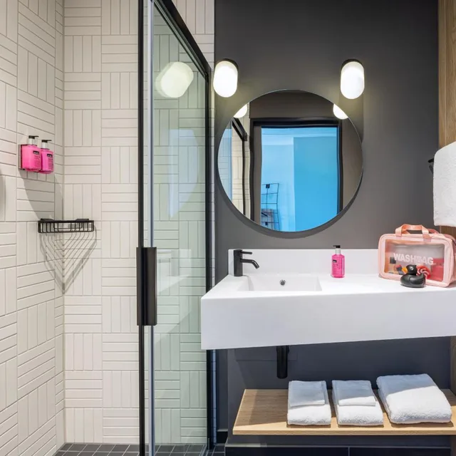 Moxy, Queen Bed, City View، Moxy Simmern 7/7