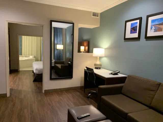 جناح بسرير كينج بحوض جاكوزي، MainStay Suites Orange County John Wayne Airport 6/6
