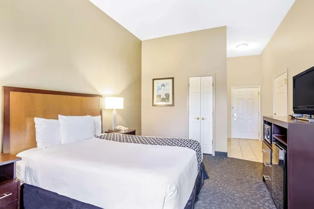 غرفة بسرير مزدوج بإطلالة على البحيرة لذوي الإعاقة، La Quinta Inn & Suites by Wyndham Biloxi 1/1