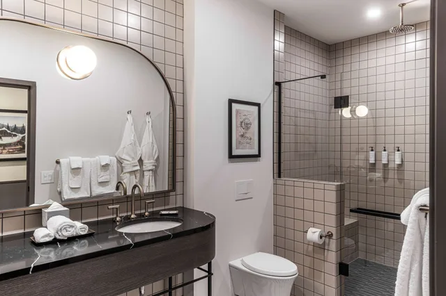 Room, Single, 2 Queen Beds، The Westley Calgary Downtown, Tapestry Collection by Hilton 3/4