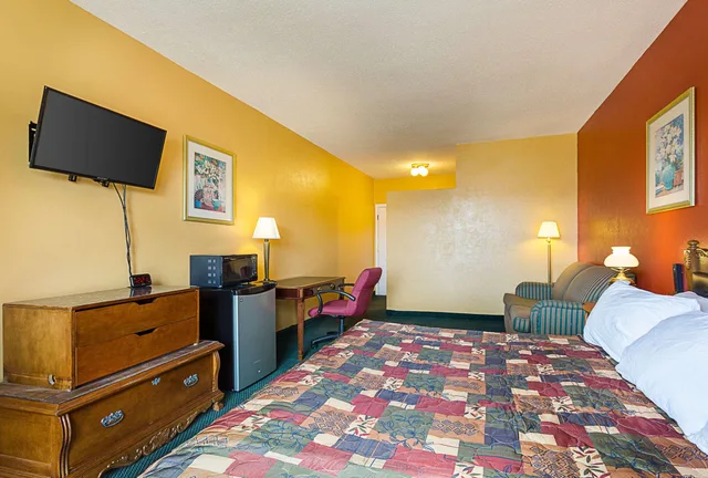 جناح بسرير كينج، Rodeway Inn Roswell West 4/4