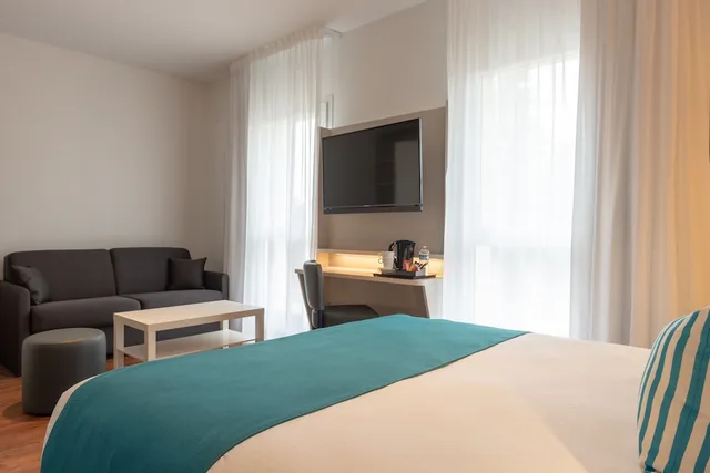 استوديو بسرير كوين، The Originals City Hotel Acadine Pont-Audemer 2/4