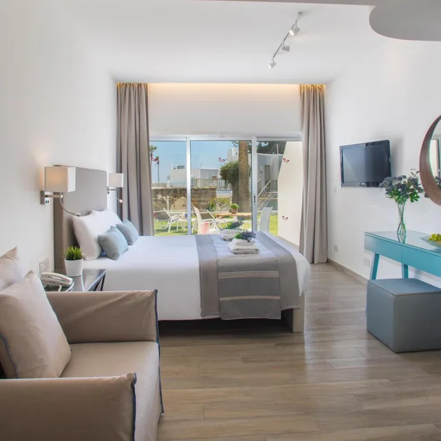 Swim Up, Superior, Sofa، Leonardo Plaza Cypria Maris Beach Hotel And Spa - Adults Only 1/3