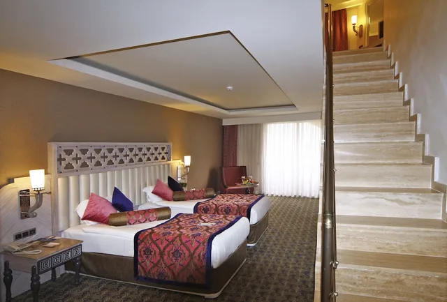 غرفة عائلية بسرير كوين وسريرين منفصلين بإطلالة على الحديقة، Royal Alhambra Palace 1/6