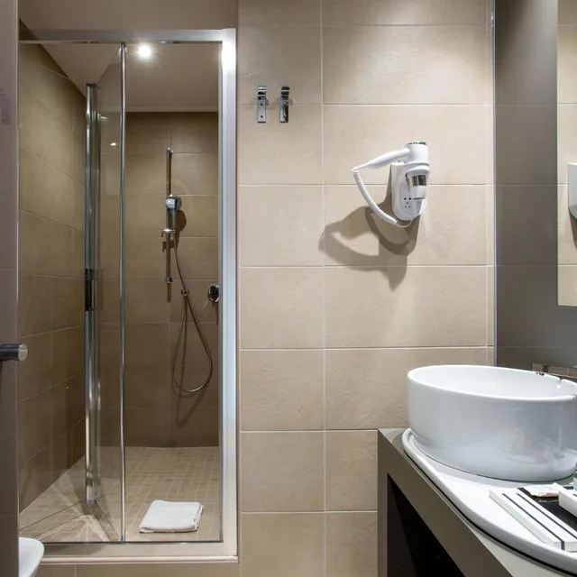جناح جونيور بجاكوزي، Fortyfive Squared Hotel 3/3