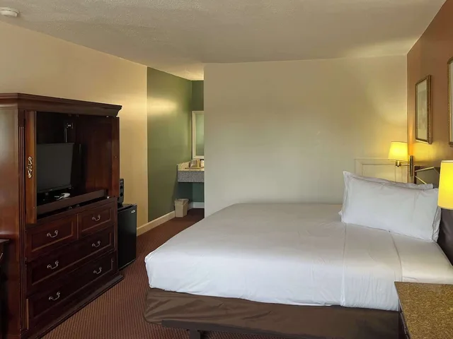 Standard, King Bed, Smoking, Motel6 Culpeper, VA 3/4