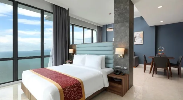 جناح بريميوم بسرير كوين، Hompton By The Beach Penang 1/3