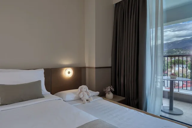 غرفة قياسية بسريرين منفصلين بإطلالة على الجبل مع سرير سحّاب إضافي، Achaia Beach Hotel, Vassilicos House of Hospitality 2/10