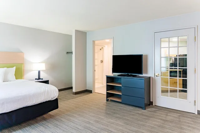 جناح بسرير كينج بحوض جاكوزي، Country Inn & Suites by Radisson, Appleton Airport - Fox River Mall Area 2/6