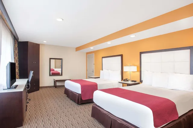 غرفة بسريرين مزدوجين، Ramada By Wyndham Culver City 1/5