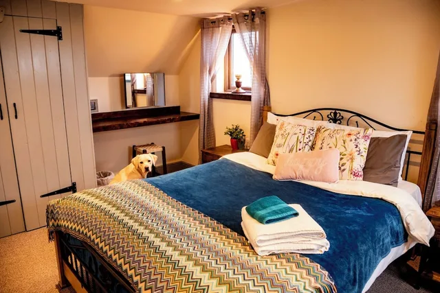3 Bedrooms, Family, Cottage, 2 Double and Twin Beds, Beach Side, Partial Sea View، Norfolk Accommodation - mYminiBreak 5/10