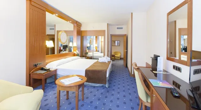 غرفة ثلاثية، Hotel Los Bracos 2/2