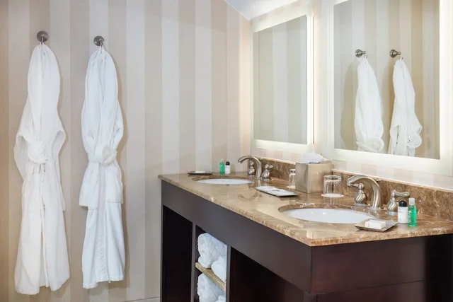 Green, Mountain, Resort, Suite, King Bed, Sofa، Inns At The Equinox 3/3