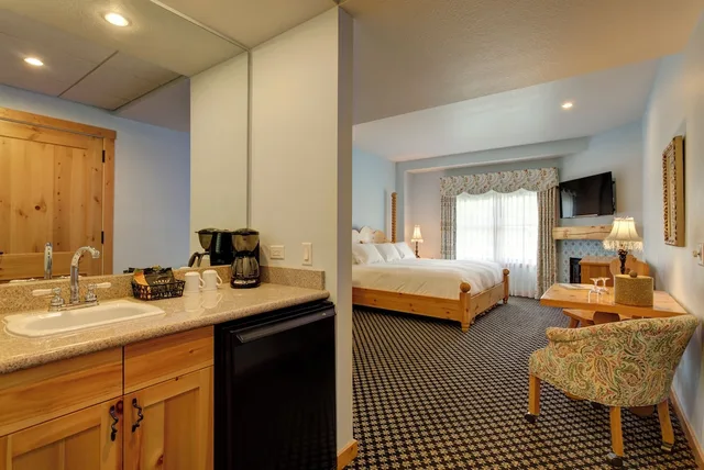 Grand, Mountain, Lodge, King Bed، Boyne Mountain Resort 6/6