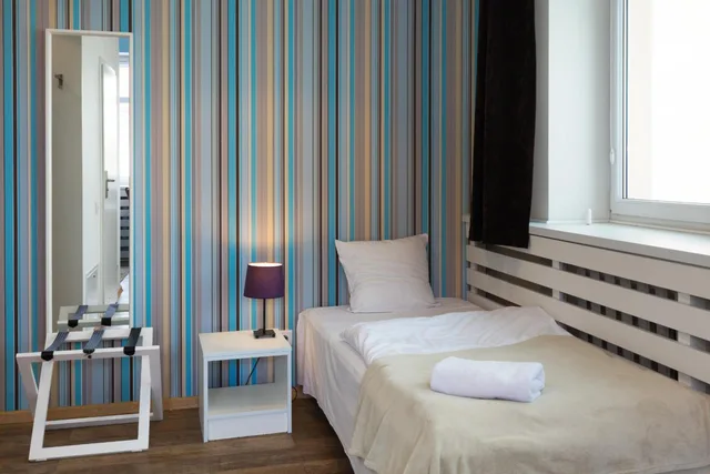 غرفة رباعية، Traffic Hotel 1/5