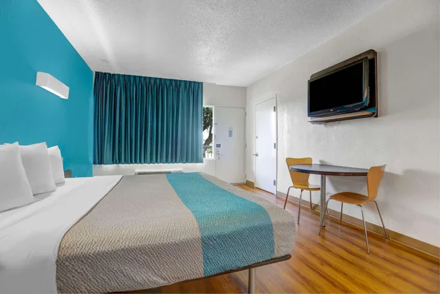 1 King Bed - Mobility Access RI Shwr Smk، Motel6 Jacksonville, NC 2/9
