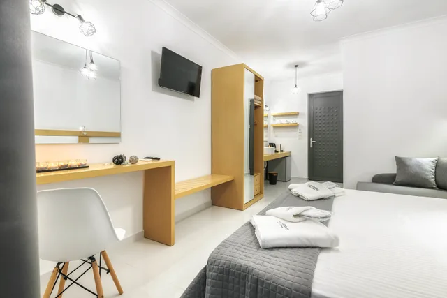 Deluxe, Studio, Twin Beds, Pool View, Sofa, White Canvas Boutique Studios 8/10