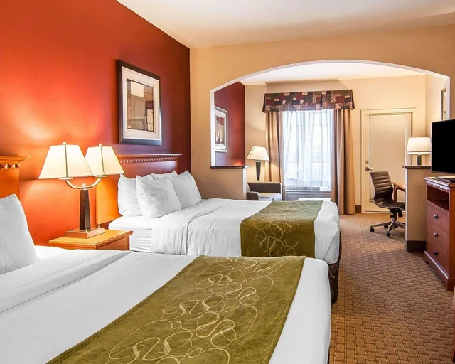 غرفة بسريرين كوين بشرفة مع أريكة، City Express by Marriott Redmond Airport 1/3