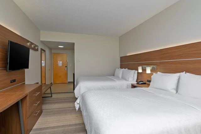 غرفة قياسية بسريرين كوين، Holiday Inn Express Hotel & Suites Woodbridge 1/6