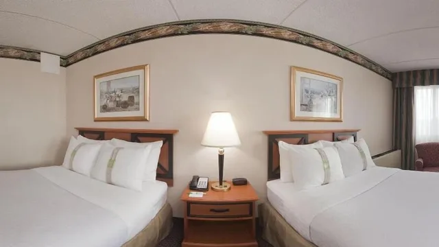 غرفة قياسية بسريرين كوين لذوي الإعاقة، Holiday Inn Manitowoc 1/4