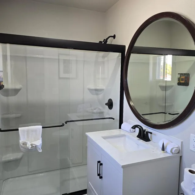 جناح بسرير كينج بجاكوزي، American Inn Suites Lax Airport 2/2