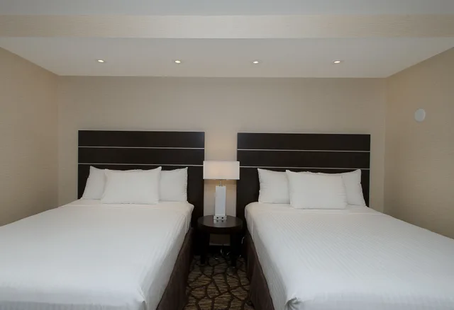غرفة بسريرين كوين بإطلالة على المدينة مع أريكة، Embassy Suites By Hilton Niagara Falls Fallsview 2/10