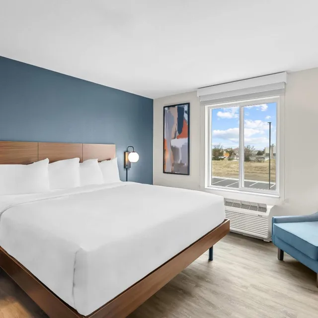 Room, King Bed, Everhome Suites Wichita Northeast 1/10