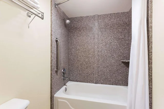 غرفة بسريرين كوين للمدخنين، Days Inn & Suites by Wyndham Warner Robins Near Robins AFB 1/2