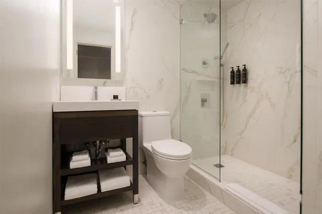 Studio, Suite, King Bed, Urban View، The Benson Portland, Curio Collection by Hilton 5/6