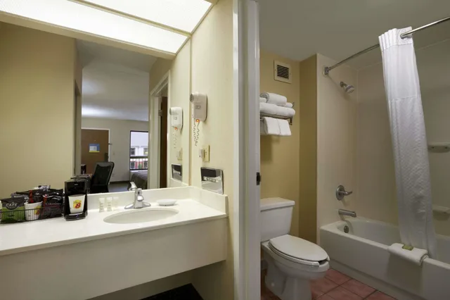 Room, 2 Double Beds, Super 8 By Wyndham Calhoun 2/2