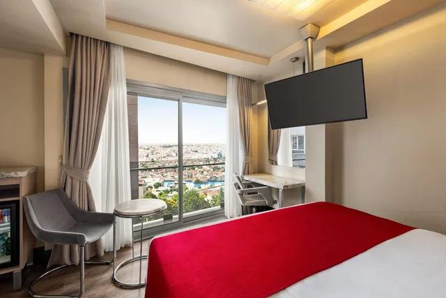 غرفة ديلوكس بسرير كوين بشرفة بحوض جاكوزي، Ramada by Wyndham Istanbul Pera 1/2