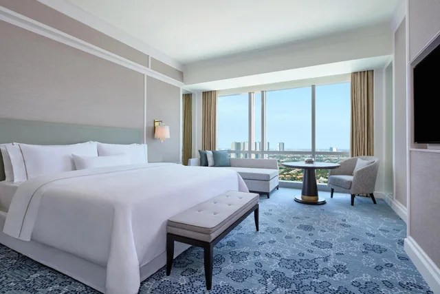 Westin, Club, Guest Room, King Bed, Club Lounge Access، The Westin Surabaya 4/9