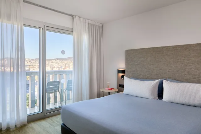 Town House, King Bed, Balcony، Innside by Melia Barcelona Apolo 1/2