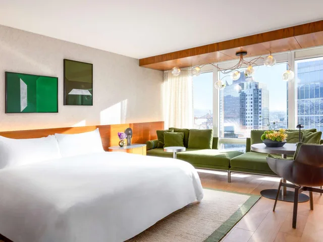 Fairmont Gold, King Bed, Harbour and Mountain View، Fairmont Pacific Rim 5/10