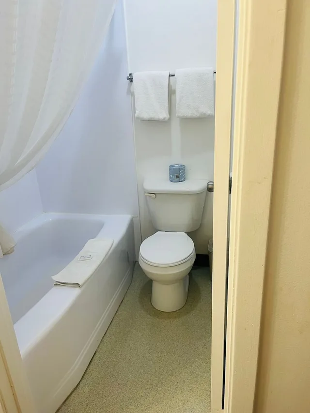 غرفة بسرير كوين بمطبخ، Travelodge By Wyndham Moose Jaw 3/3
