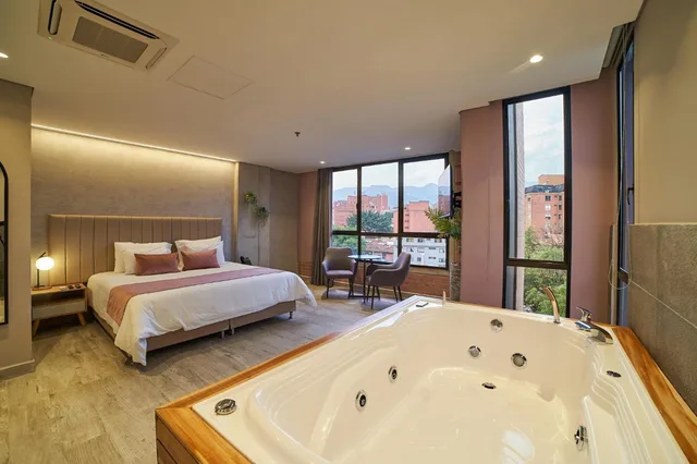 Suite, King Bed, Hot Tub, Eutopiq Hotel 7/10