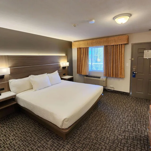 غرفة ديلوكس بسرير كينج، Days Inn by Wyndham Penticton Conference Centre 1/5