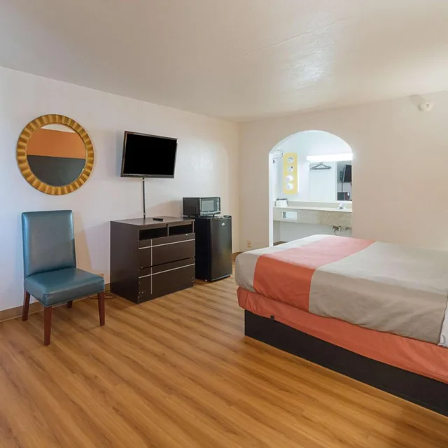 1 King Bed - Smoking, Micfridge، Motel6 San Antonio, TX - I-10 West 6/8
