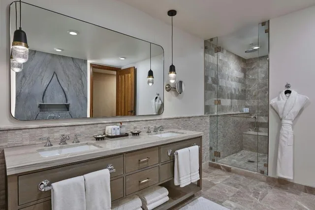 Fire, Park, Guest Room, 2 Queen Beds, Balcony، The St. Regis Deer Valley 3/6