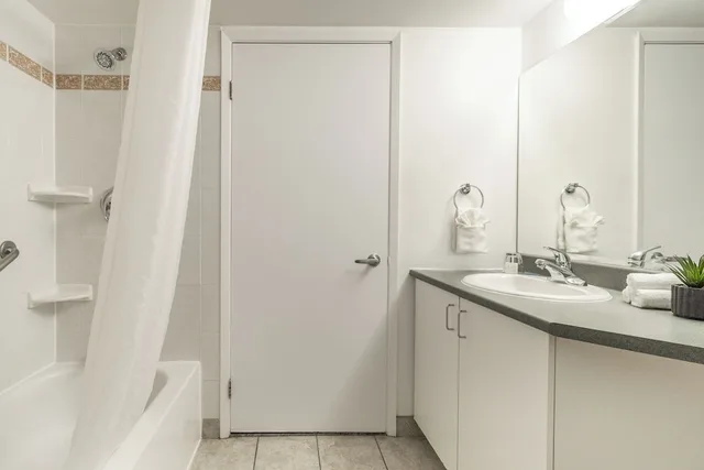 استوديو بسرير كوين بمطبخ، Hotel Saint Laurent Montreal 6/8