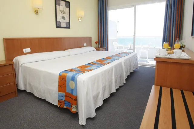 غرفة ثلاثية بإطلالة على البحر، Hotel Medsur Natura Park 1/4