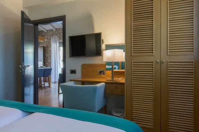 شقة ديلوكس بسرير مزدوج وسريرين منفصلين بجاكوزي، Anthemion Suites And Villas 3/5