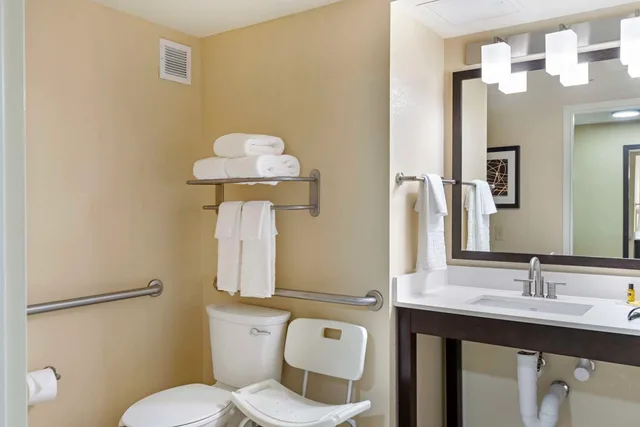 جناح بسرير كينج مع أريكة بمطبخ صغير لذوي الإعاقة، Best Western Plus Thornburg Inn & Suites 3/4
