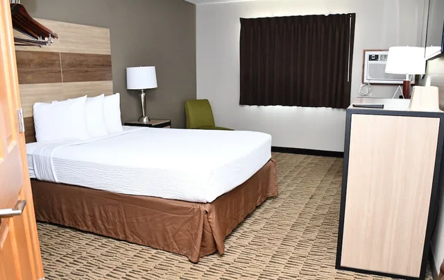 Room, Queen Bed, Accessible, Baymont Inn and Suites by Wyndham Platteville 2/10