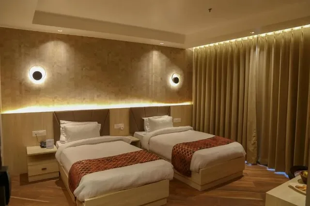 غرفة ديلوكس بإطلالة على الحديقة، Four Leaf Hotel Arjuna Manor, Varanasi 2/2
