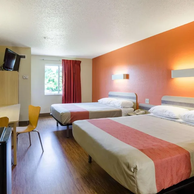 غرفة بسريرين كوين للمدخنين، Motel6 Bristol, VA 4/8