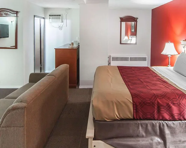 غرفة بسرير كوين، Econo Lodge Inn & Suites Drumheller 1/3