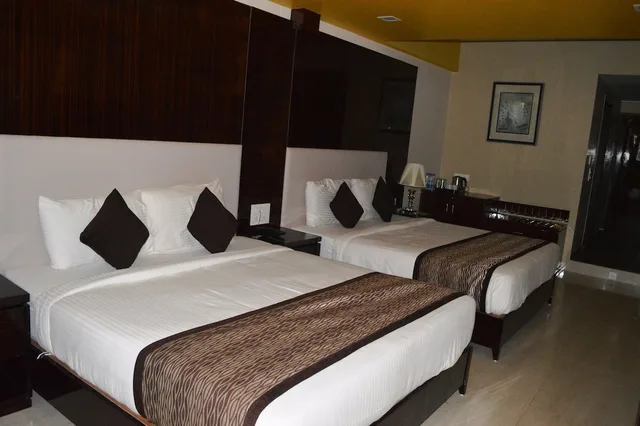 Friends and Family, 2 King Beds، Hotel Calangute Central 1/5
