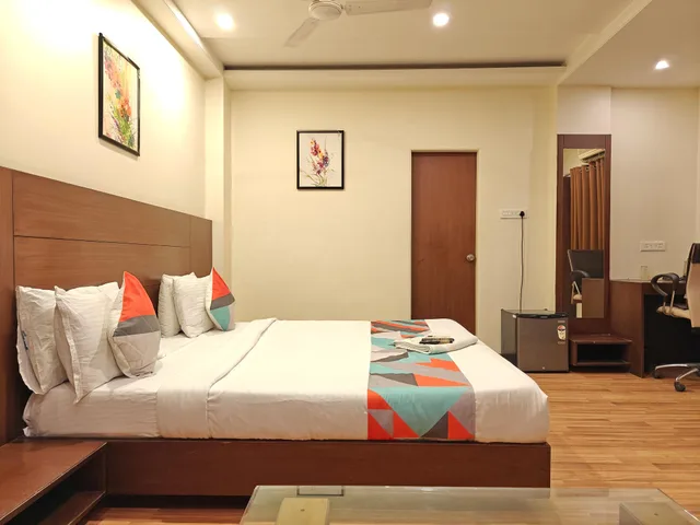 Super, Deluxe, King Bed, Oyo 5408 Loharkar's Family Hotel 1/1