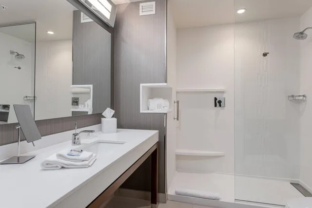 Room, 2 Queen Beds, Bathtub, Accessible, Courtyard by Marriott Asheville Biltmore Village 4/5